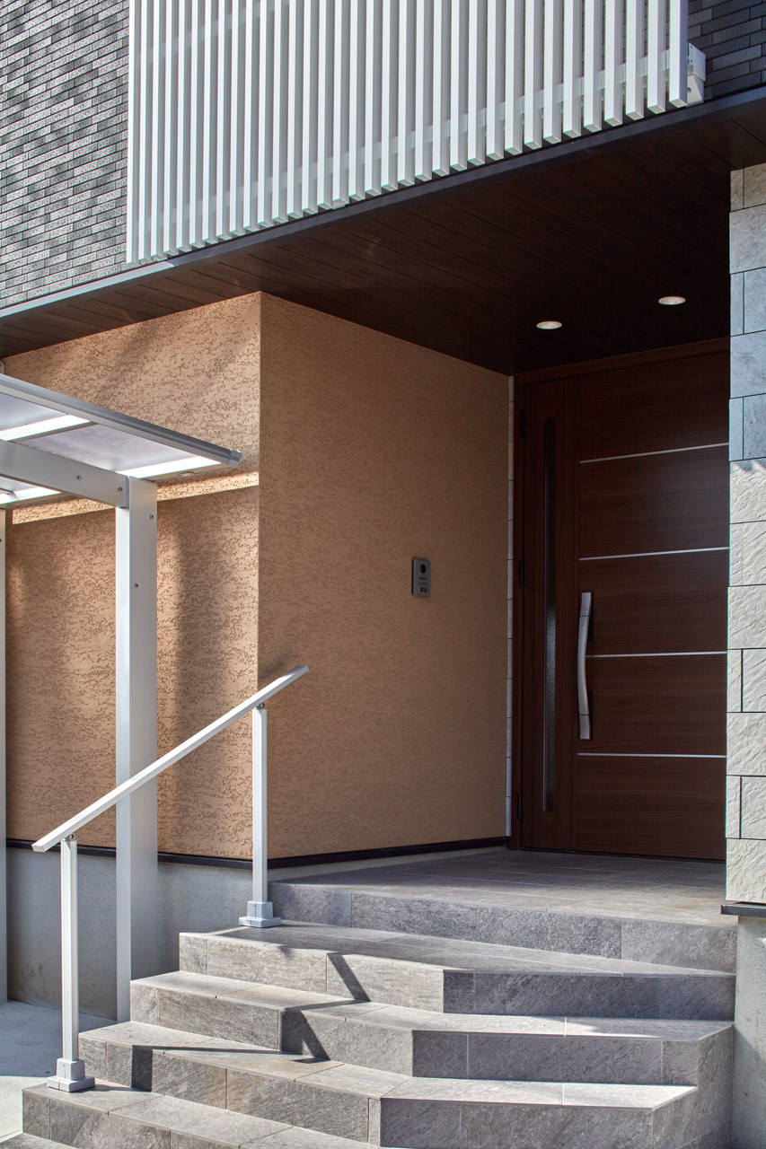 高級感のある総タイル貼の家