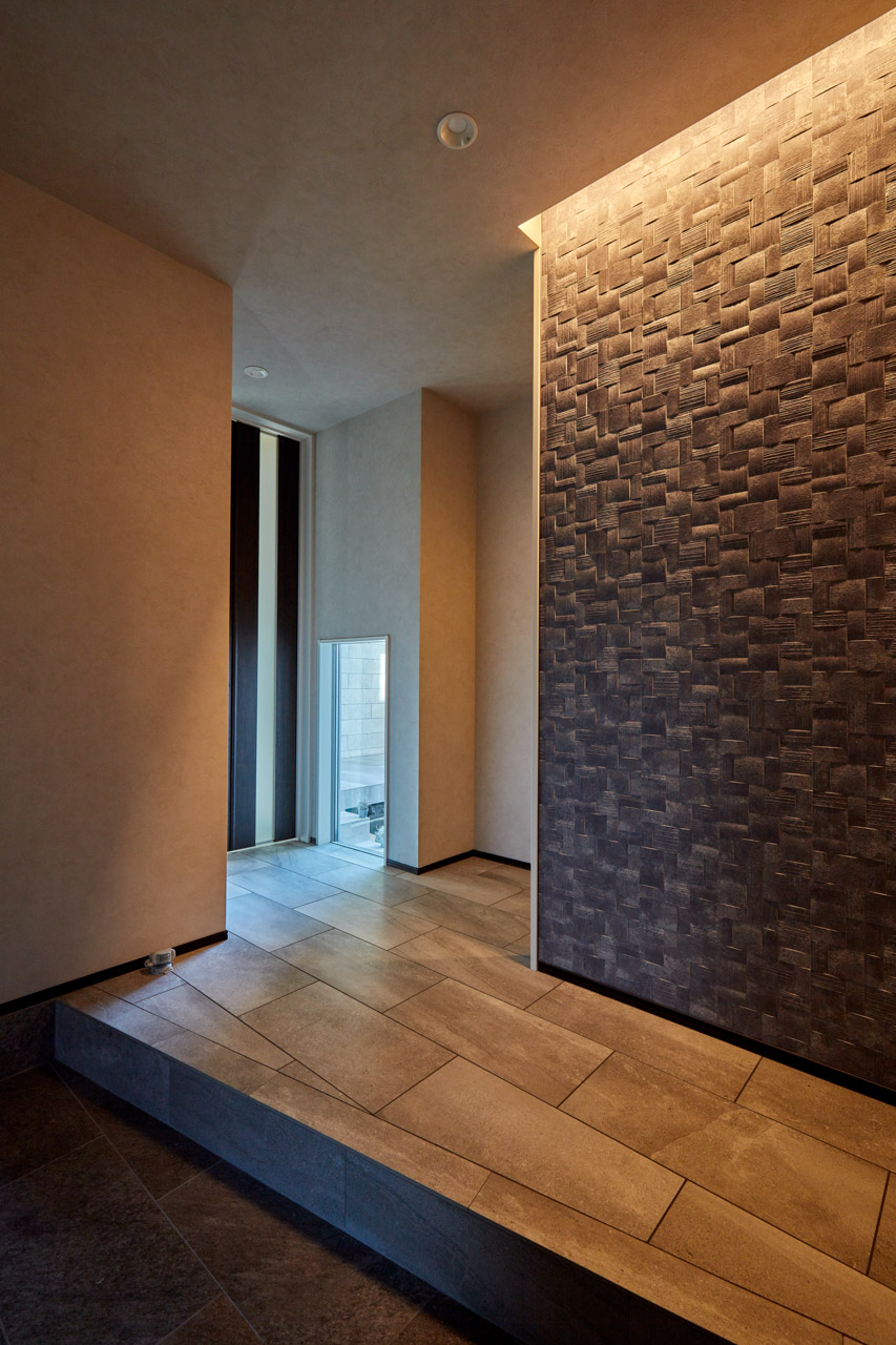 高級感のある総タイル貼の家