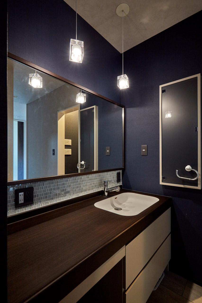 高級感のある総タイル貼の家