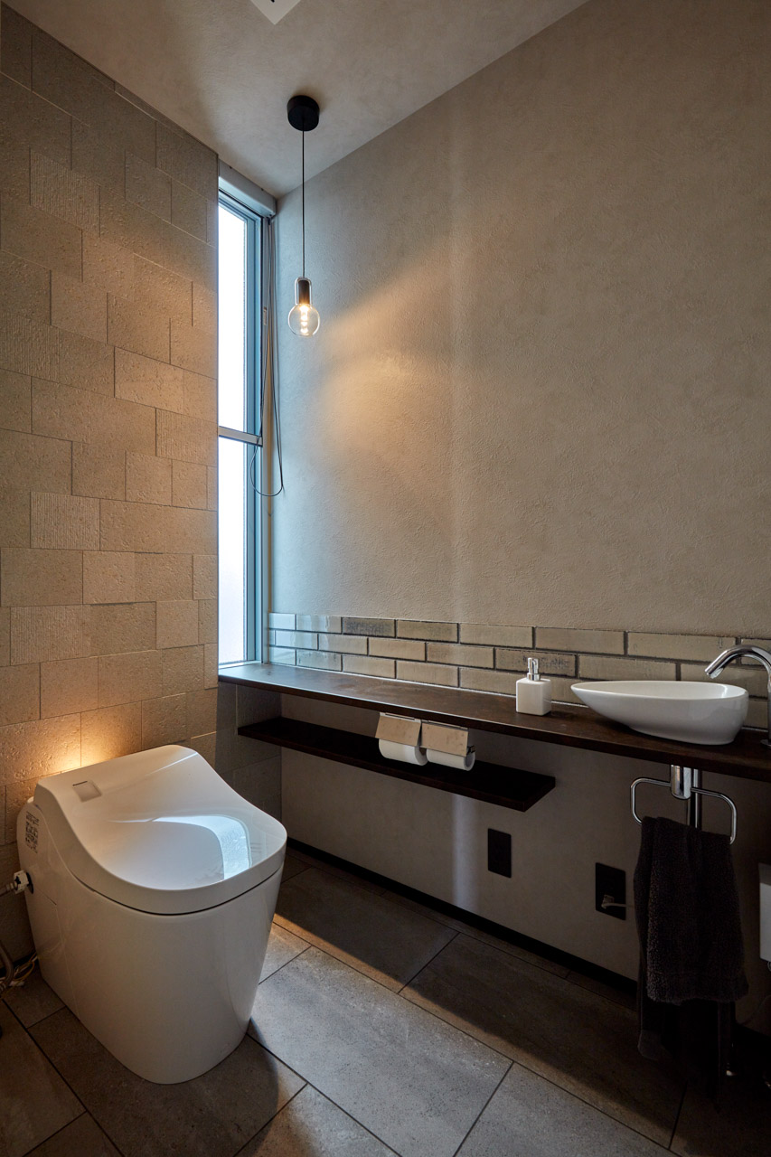 高級感のある総タイル貼の家