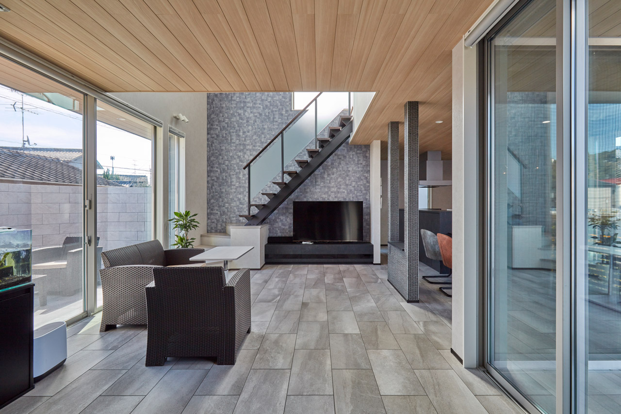 高級感のある総タイル貼の家