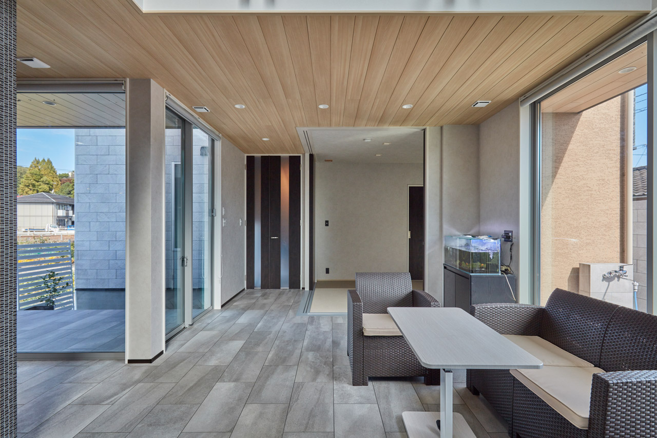 高級感のある総タイル貼の家