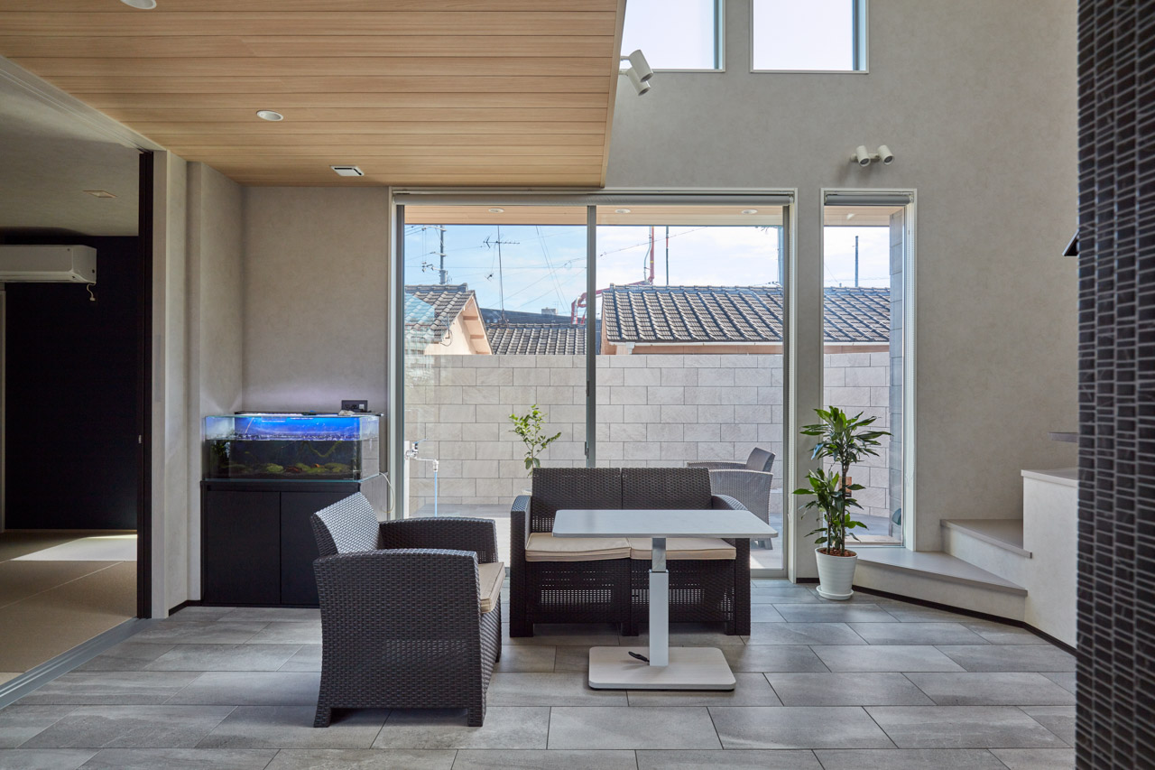 高級感のある総タイル貼の家