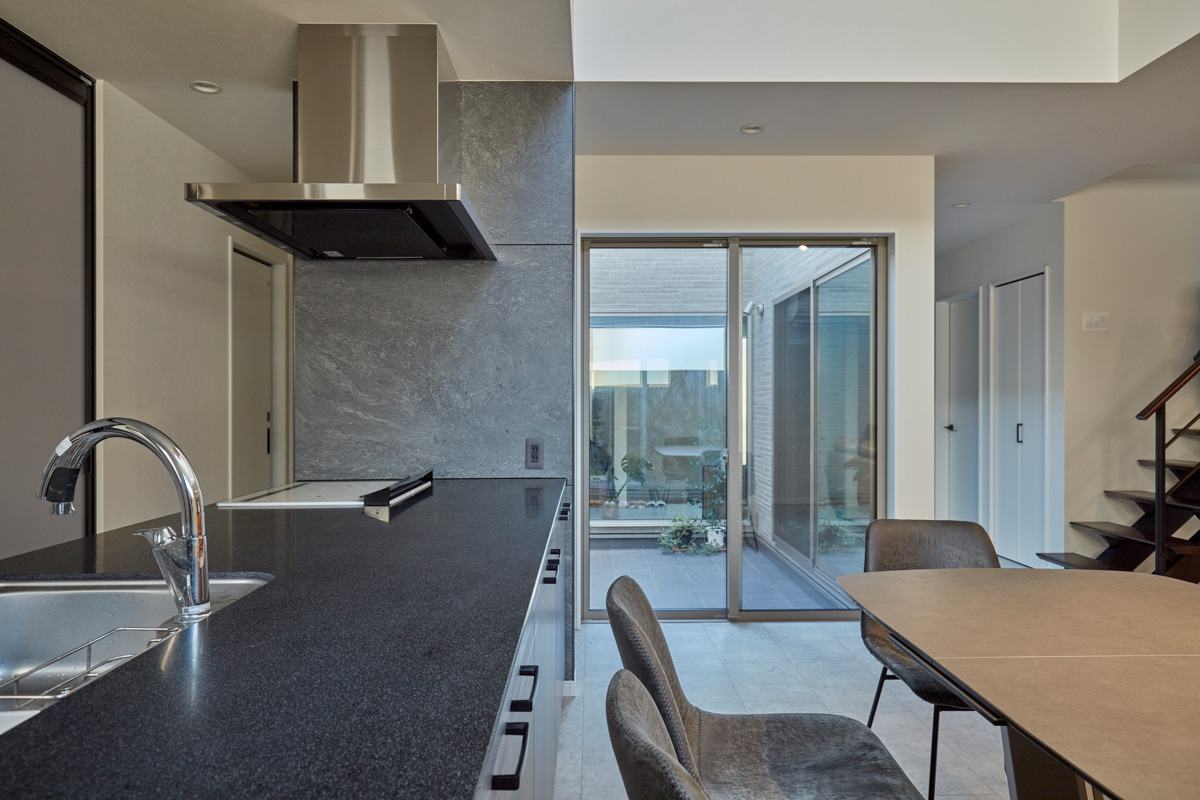 開放感溢れる中庭のある家