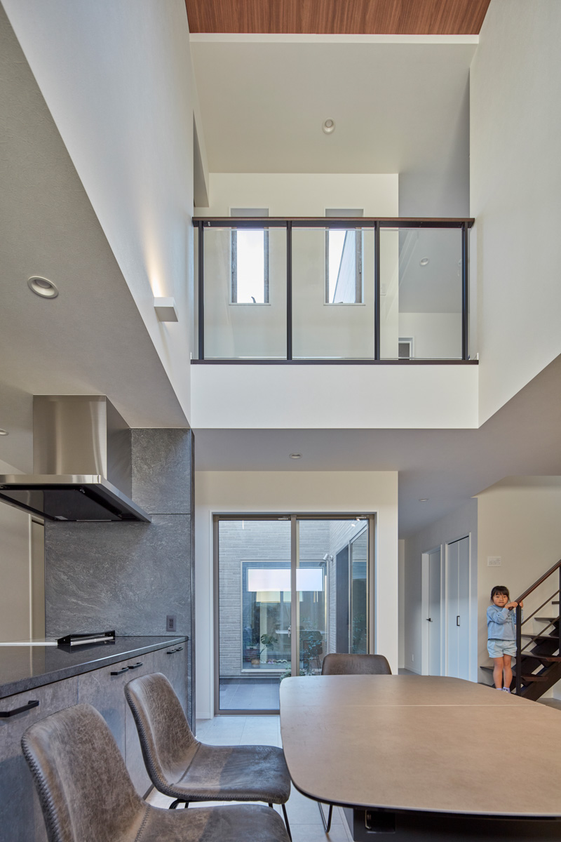 開放感溢れる中庭のある家