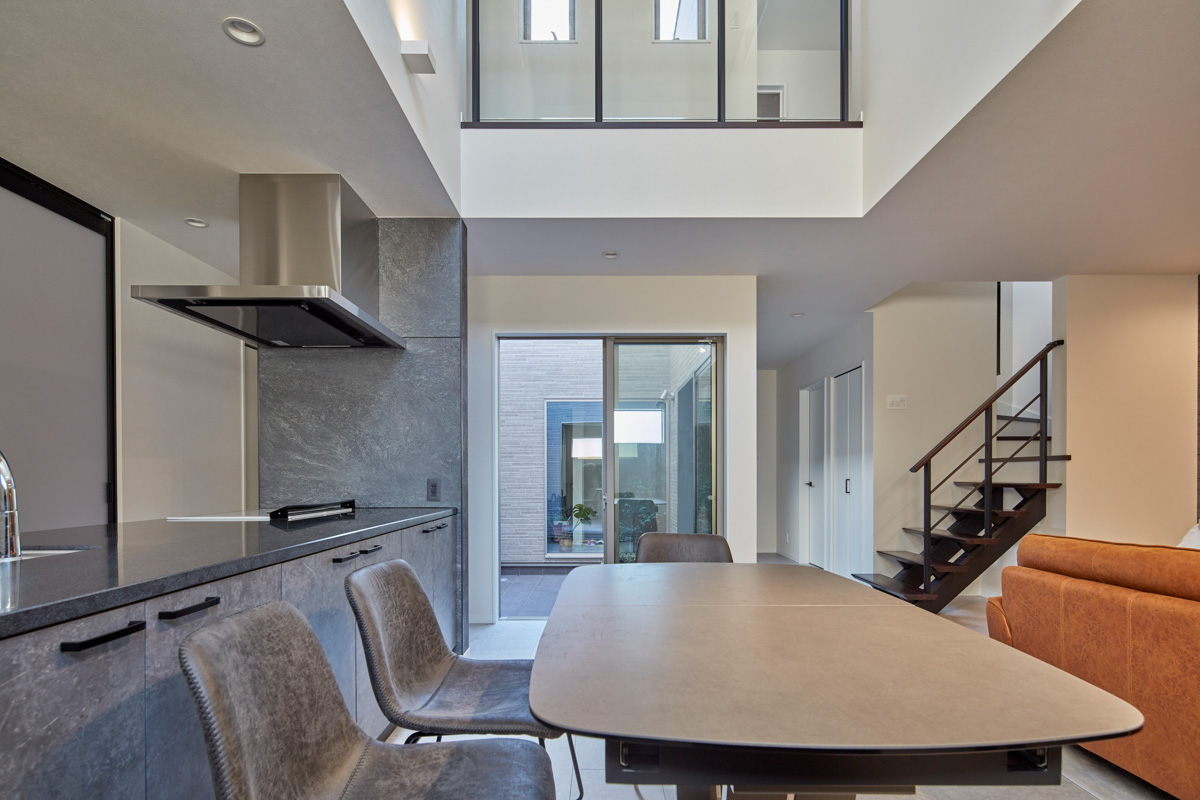 開放感溢れる中庭のある家