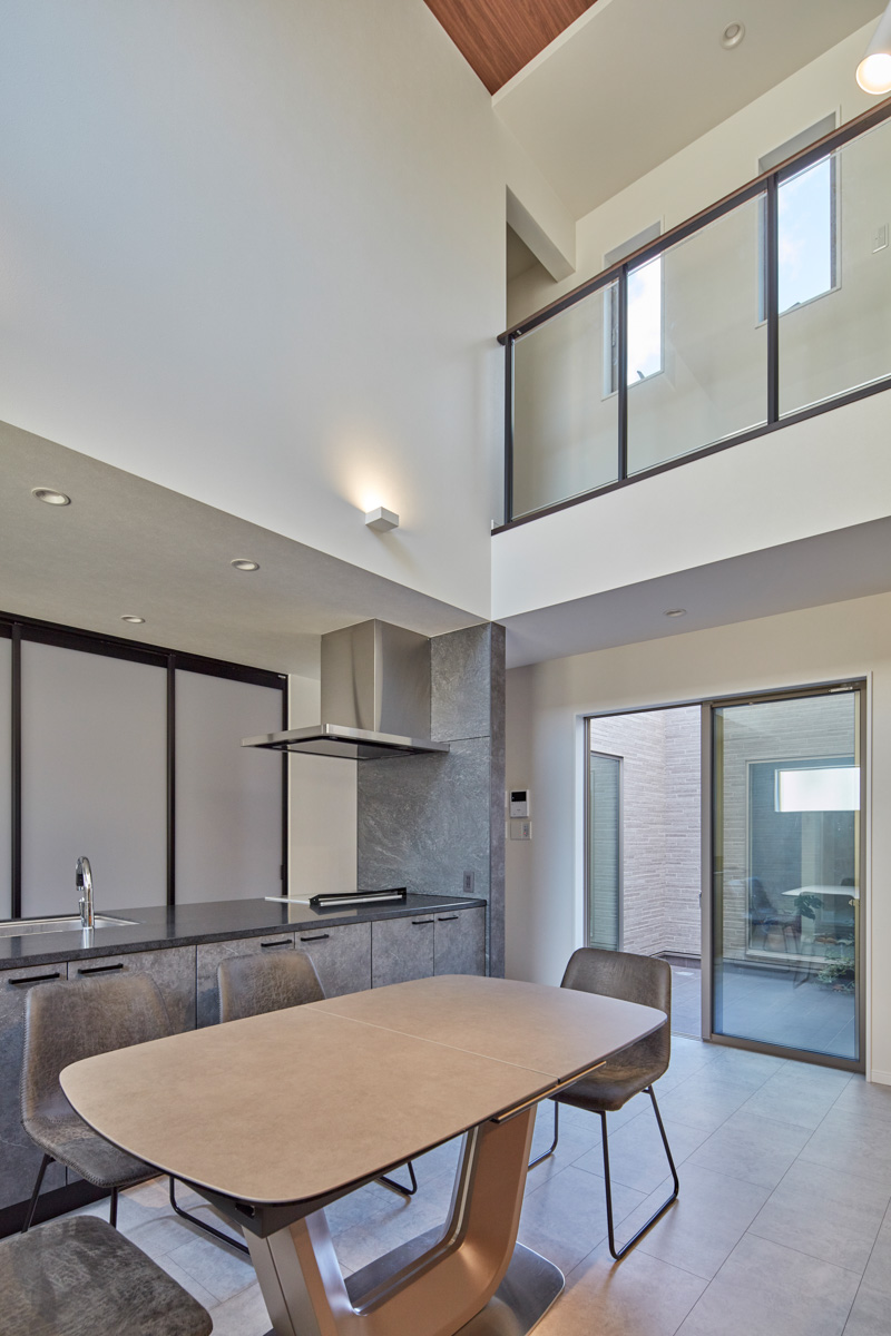 開放感溢れる中庭のある家