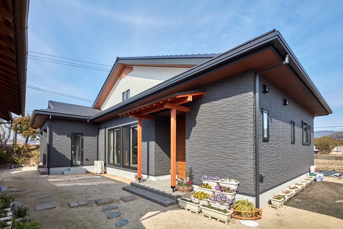 近代和風の入母屋の平屋