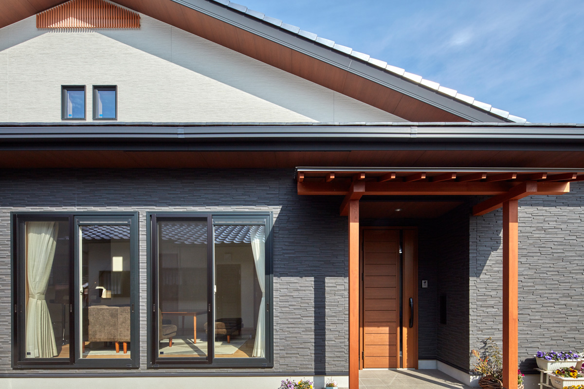 近代和風の入母屋の平屋