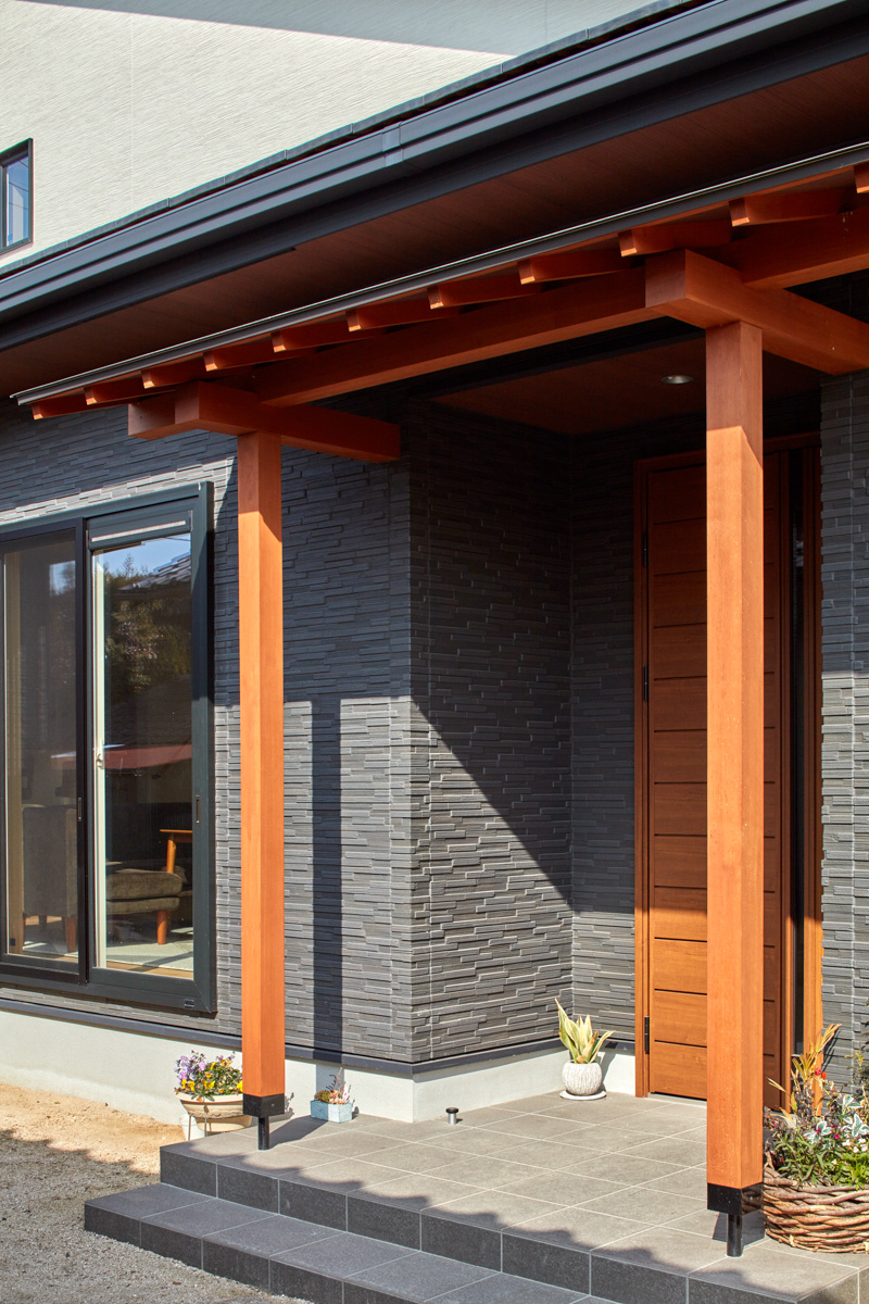 近代和風の入母屋の平屋