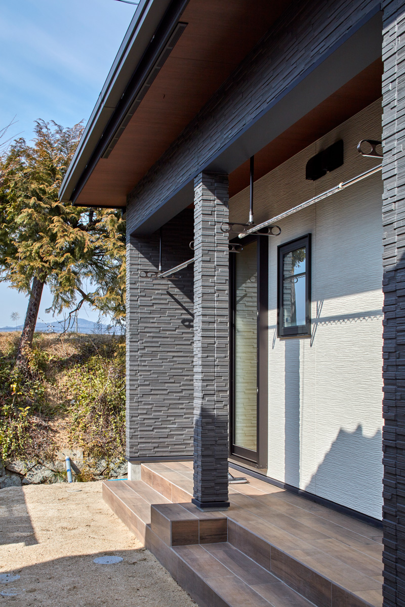 近代和風の入母屋の平屋