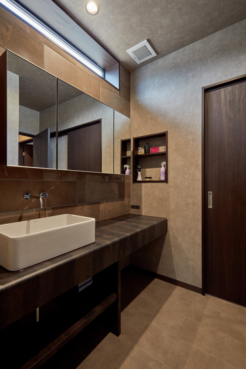 コートヤードを囲むロの字型の家