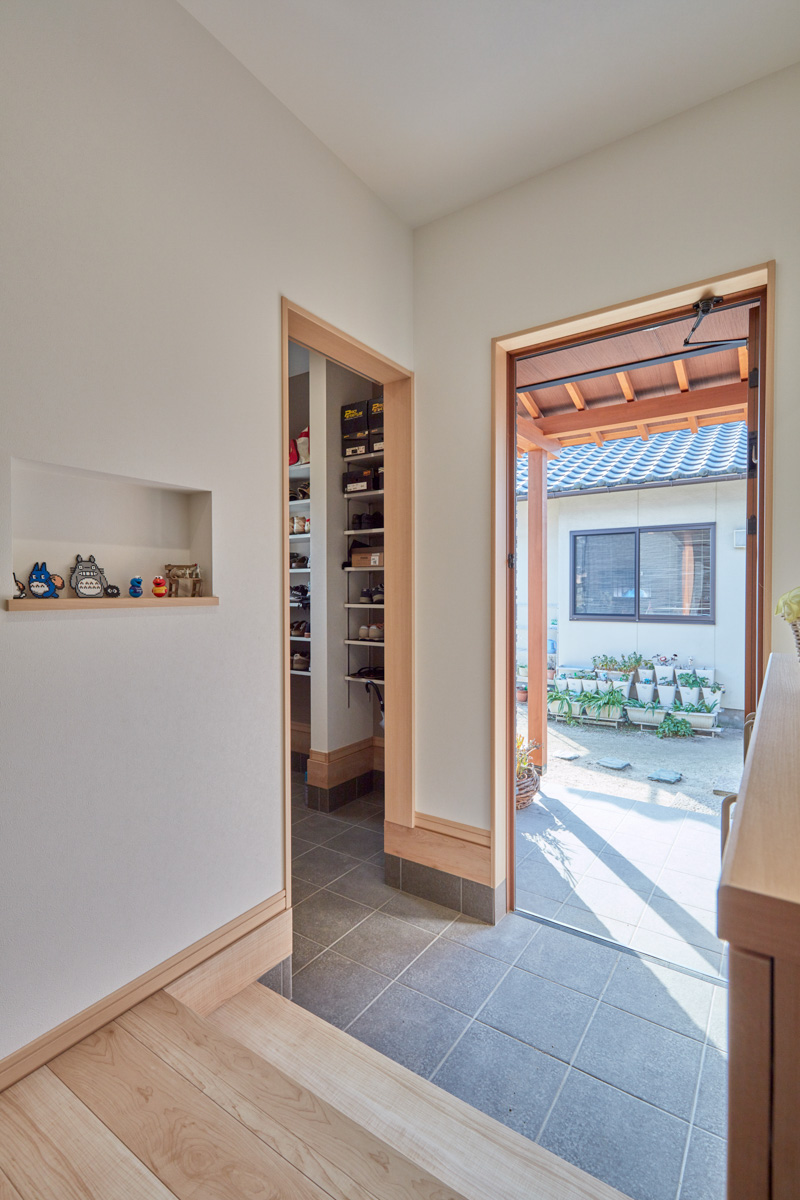 近代和風の入母屋の平屋