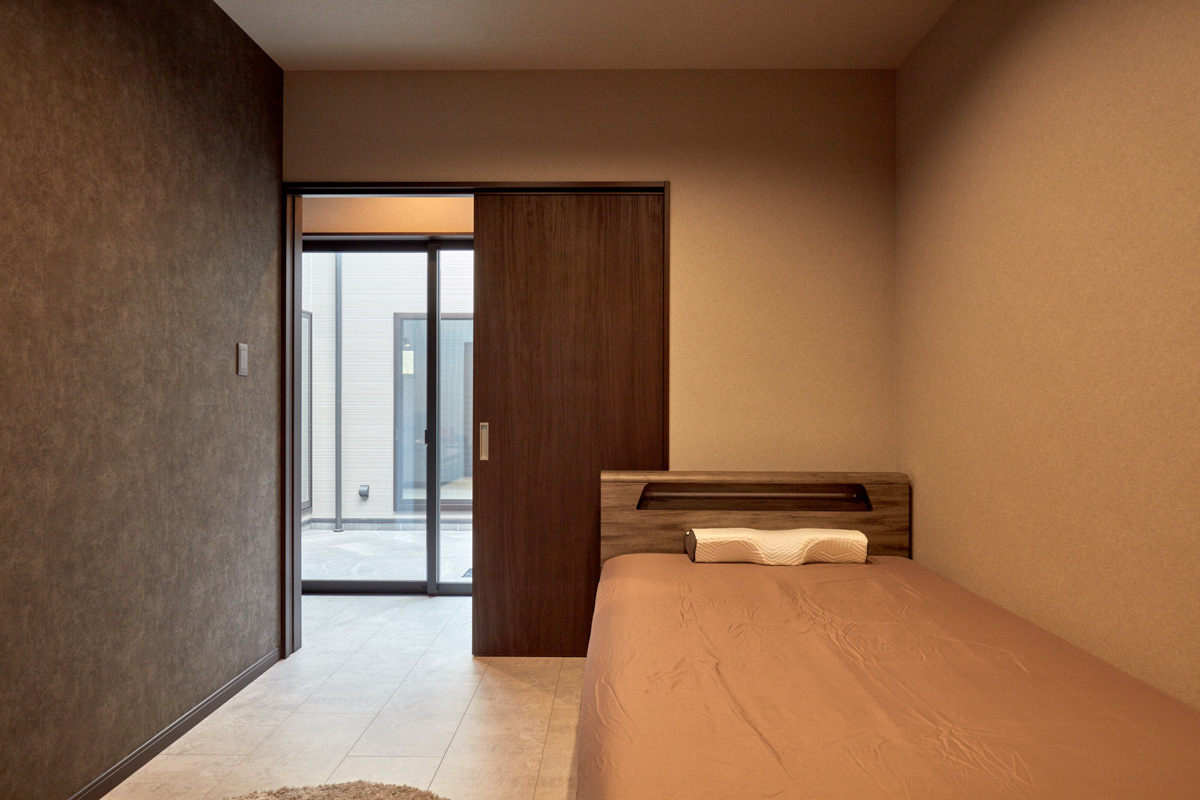 コートヤードを囲むロの字型の家