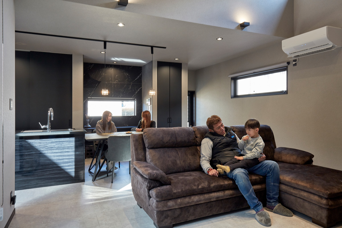 コートヤードを囲むロの字型の家