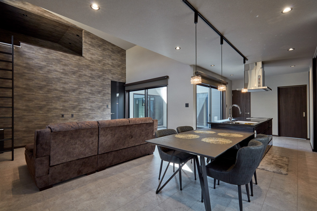 コートヤードを囲むロの字型の家