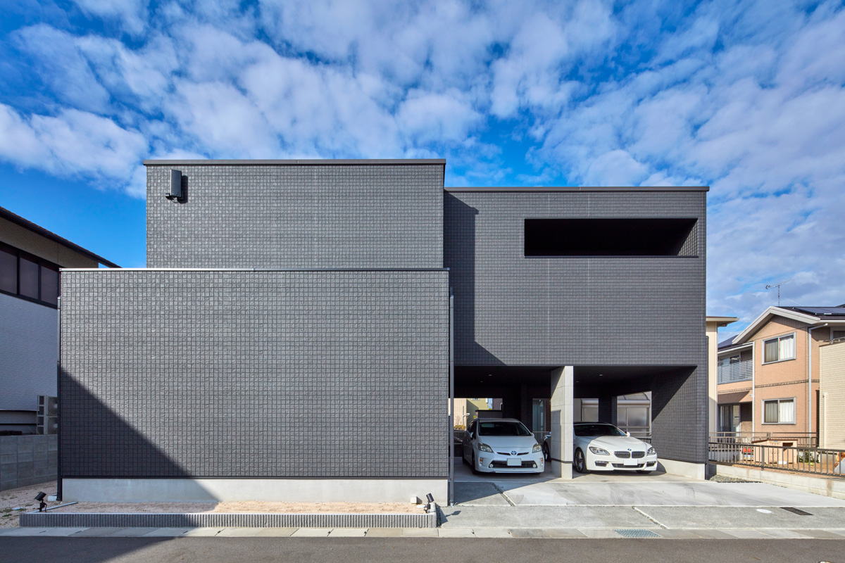 ホワイトモダンと片持ち階段の家