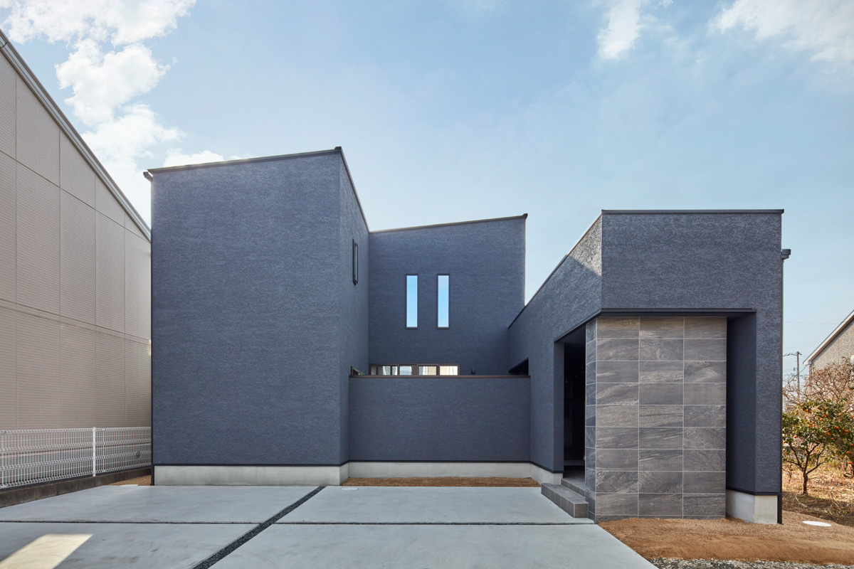 北道路でも明るく紡ぐコートハウス