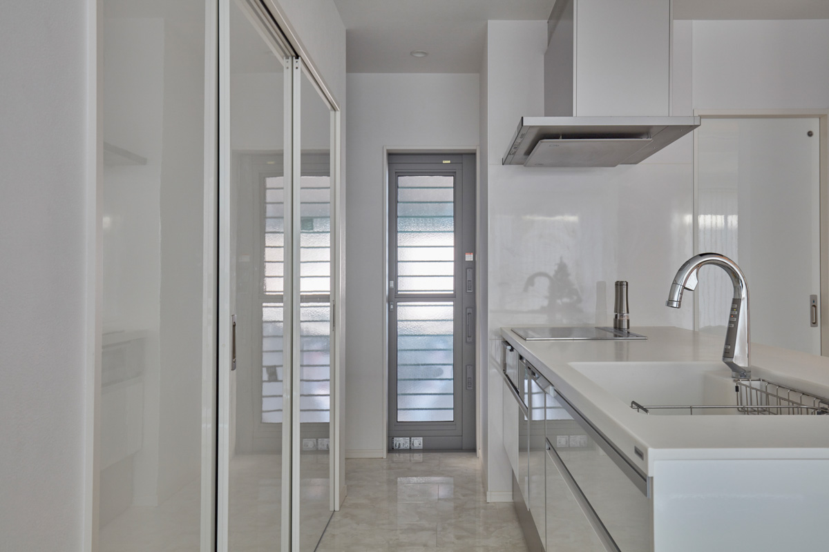 ホワイトモダンと片持ち階段の家