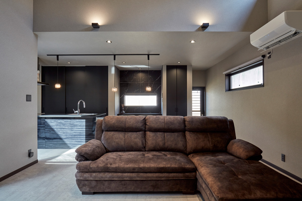 コートヤードを囲むロの字型の家