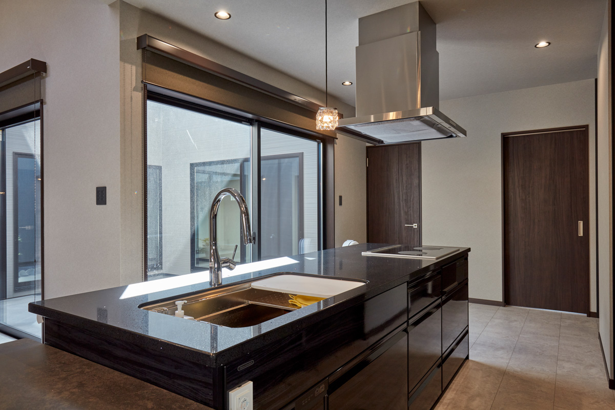 コートヤードを囲むロの字型の家