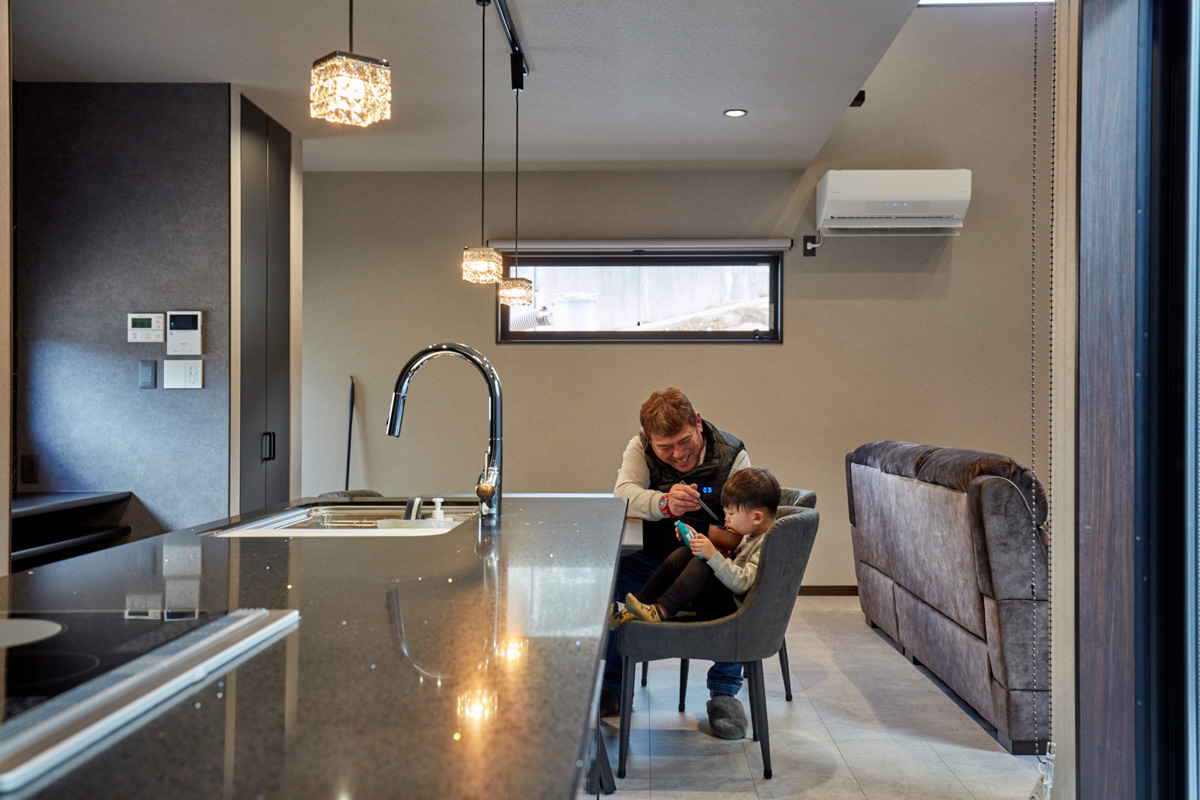 コートヤードを囲むロの字型の家