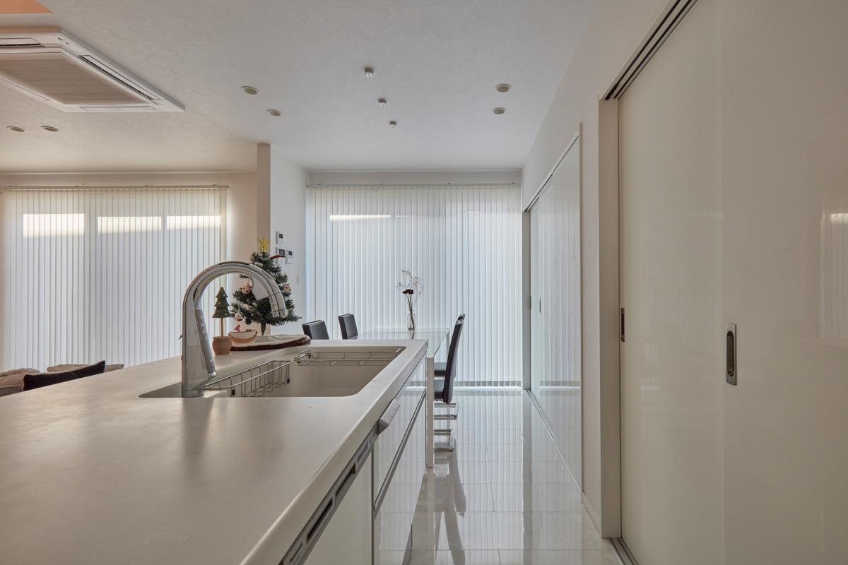 ホワイトモダンと片持ち階段の家