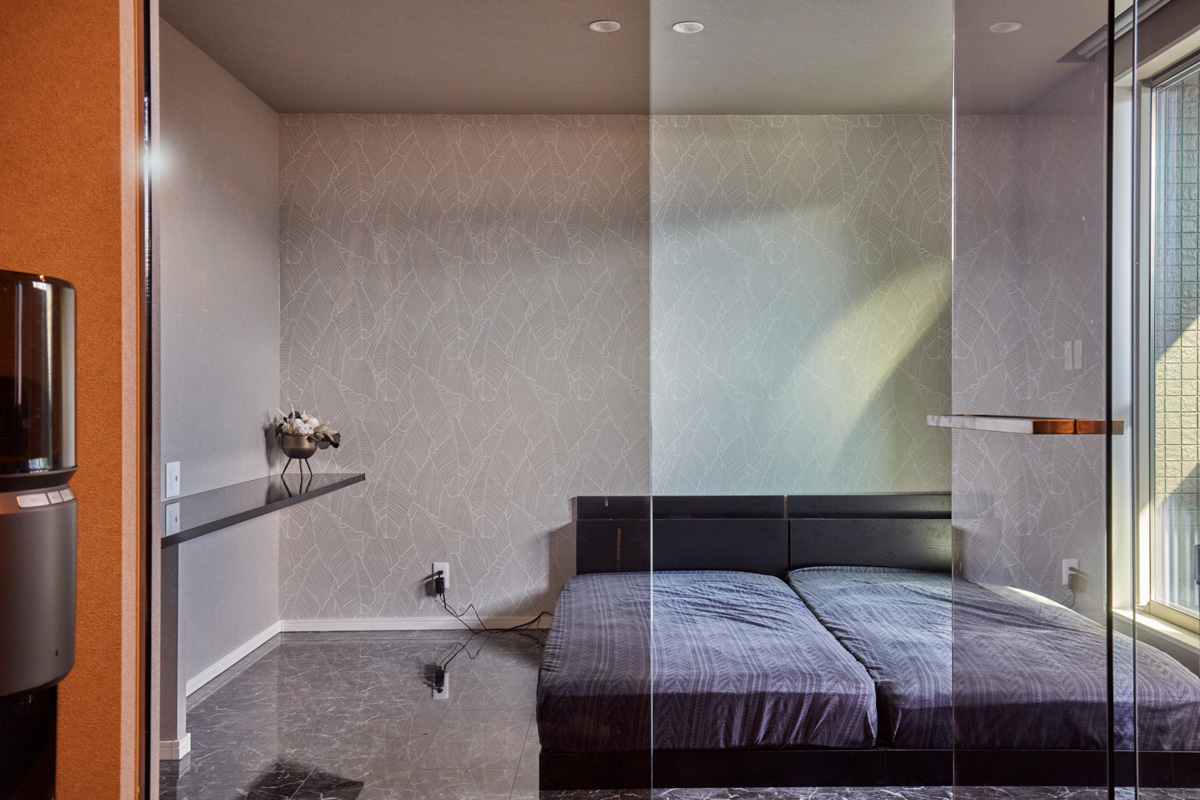 ホワイトモダンと片持ち階段の家