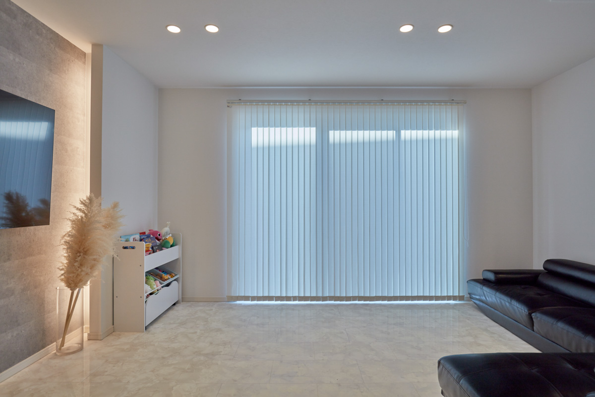 ホワイトモダンと片持ち階段の家