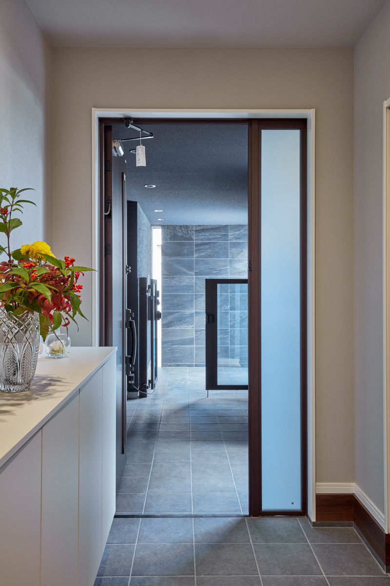 北道路でも明るく紡ぐコートハウス