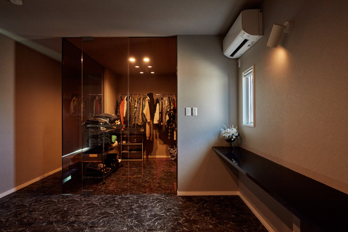 ホワイトモダンと片持ち階段の家