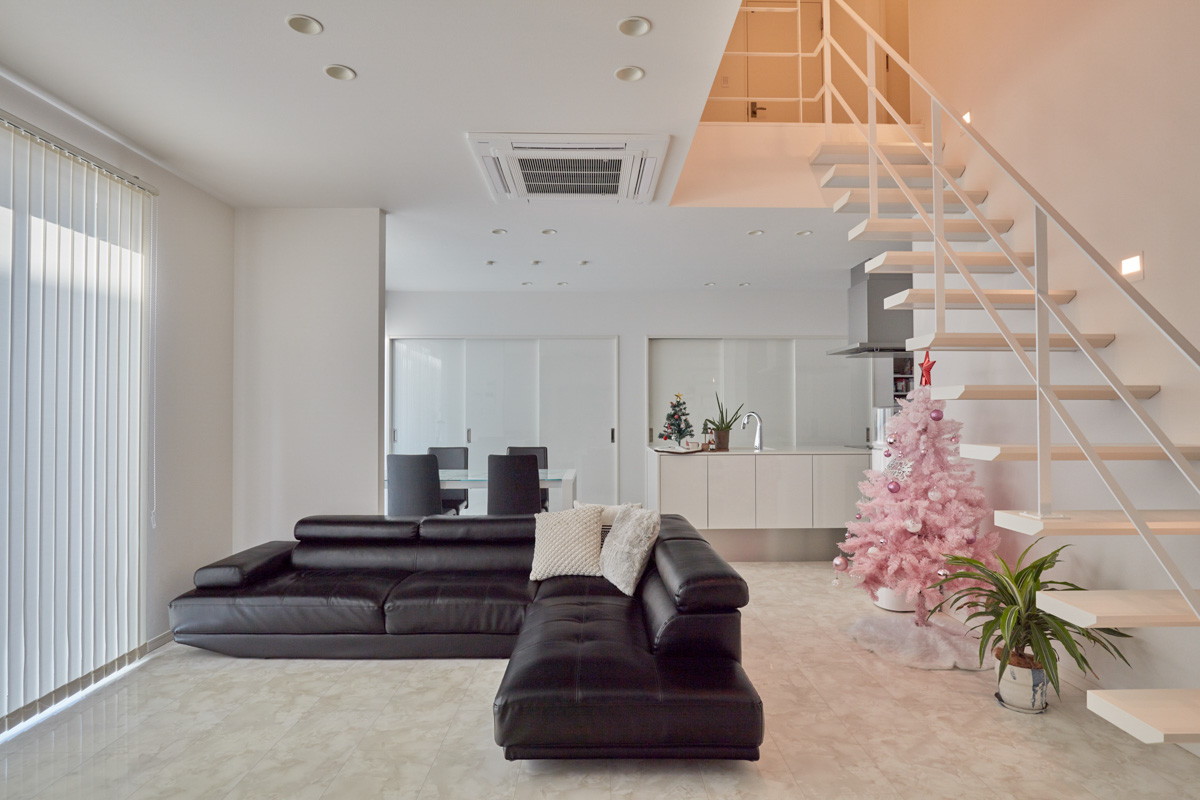 ホワイトモダンと片持ち階段の家