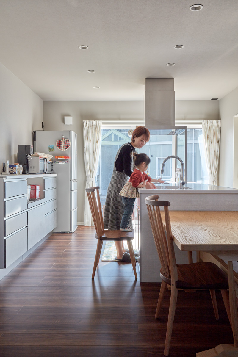 北道路でも明るく紡ぐコートハウス