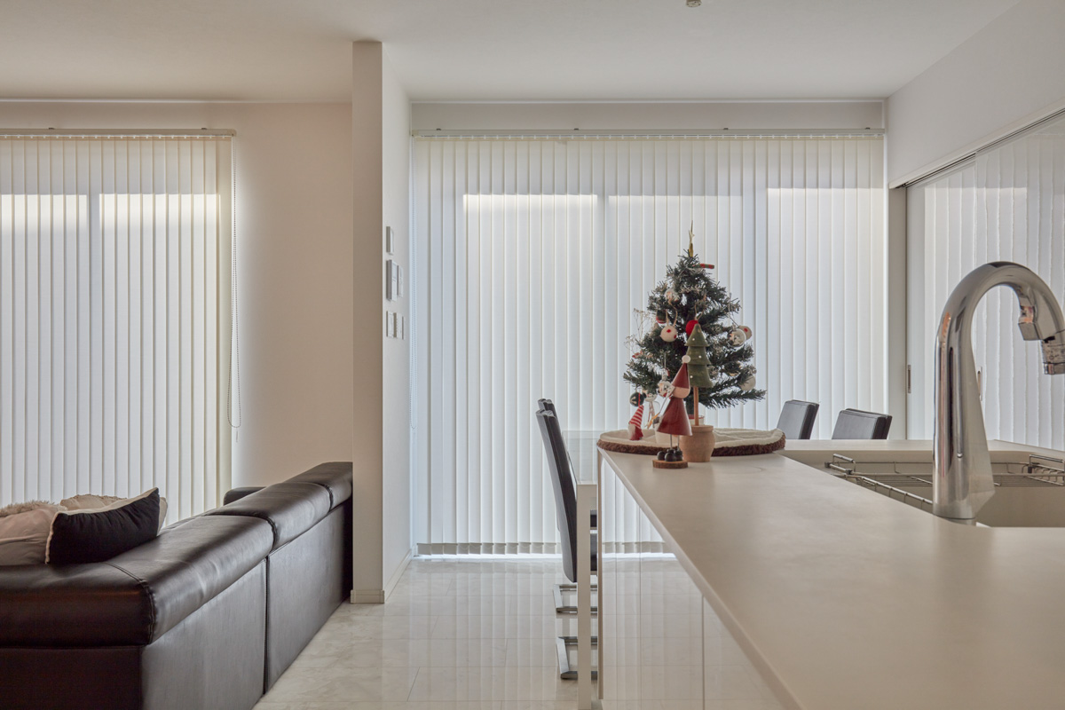 ホワイトモダンと片持ち階段の家