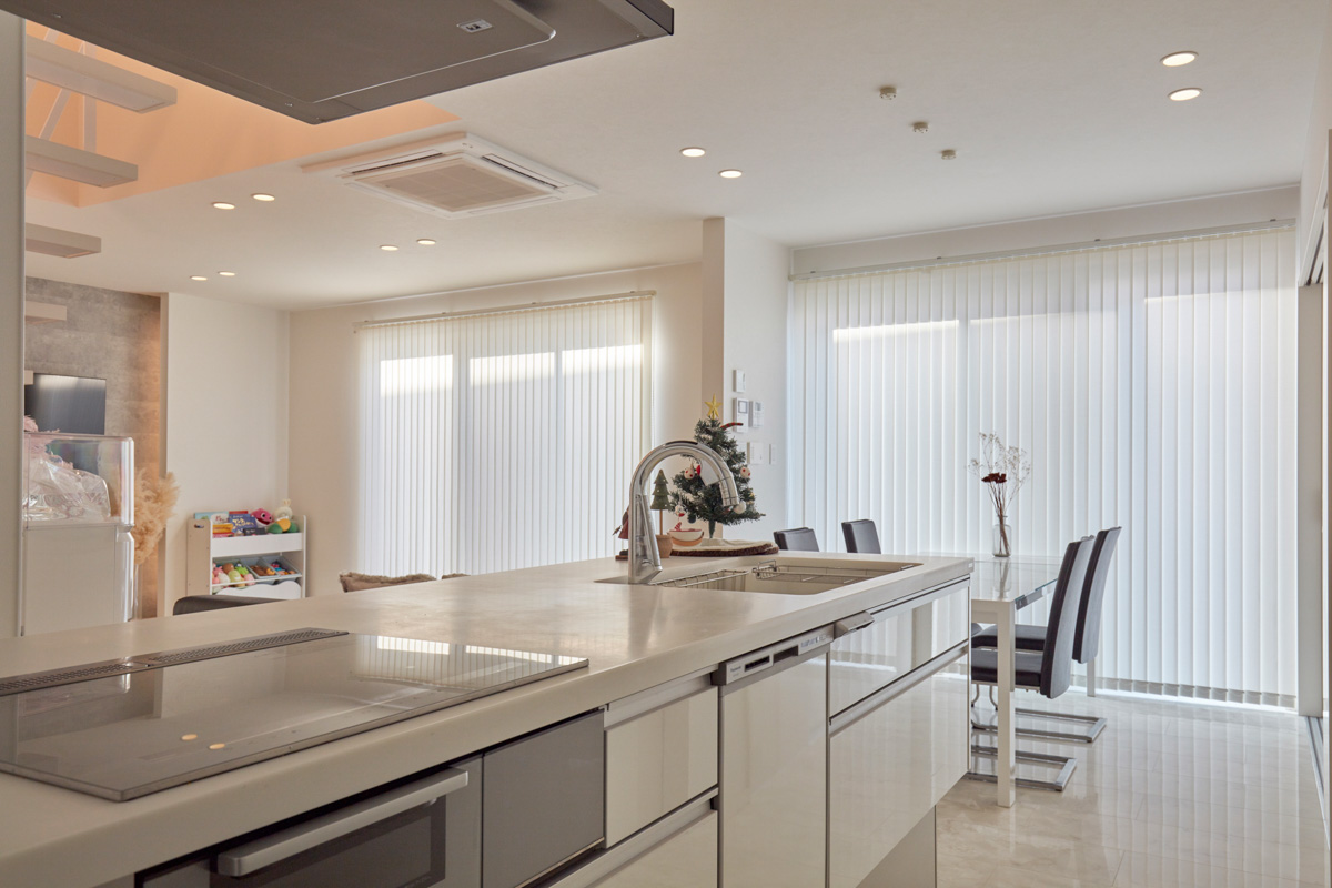 ホワイトモダンと片持ち階段の家