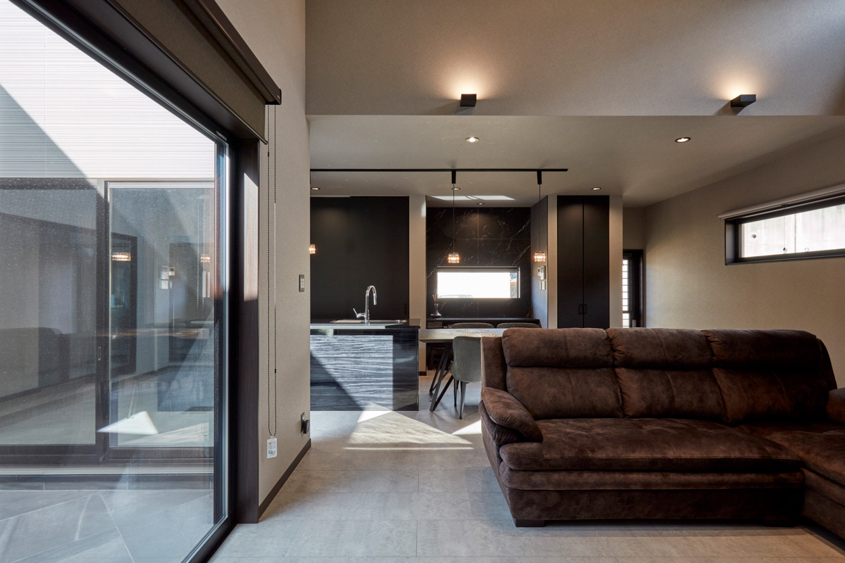 コートヤードを囲むロの字型の家