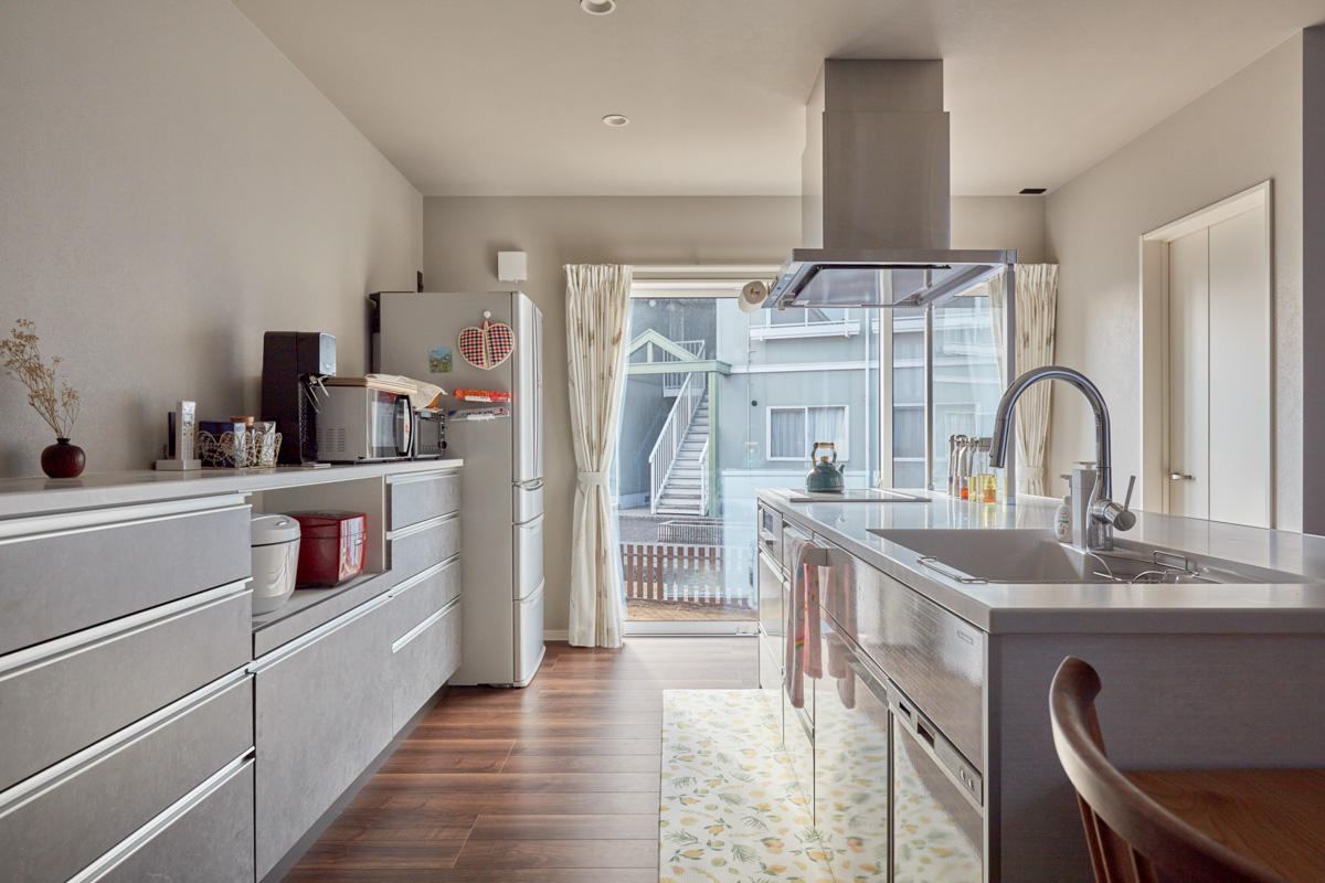 北道路でも明るく紡ぐコートハウス