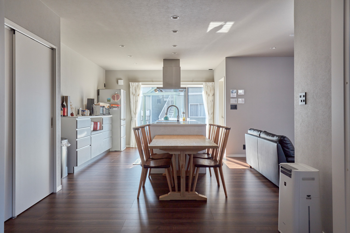 北道路でも明るく紡ぐコートハウス