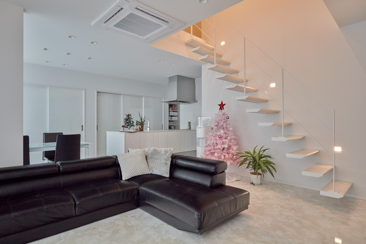 ホワイトモダンと片持ち階段の家