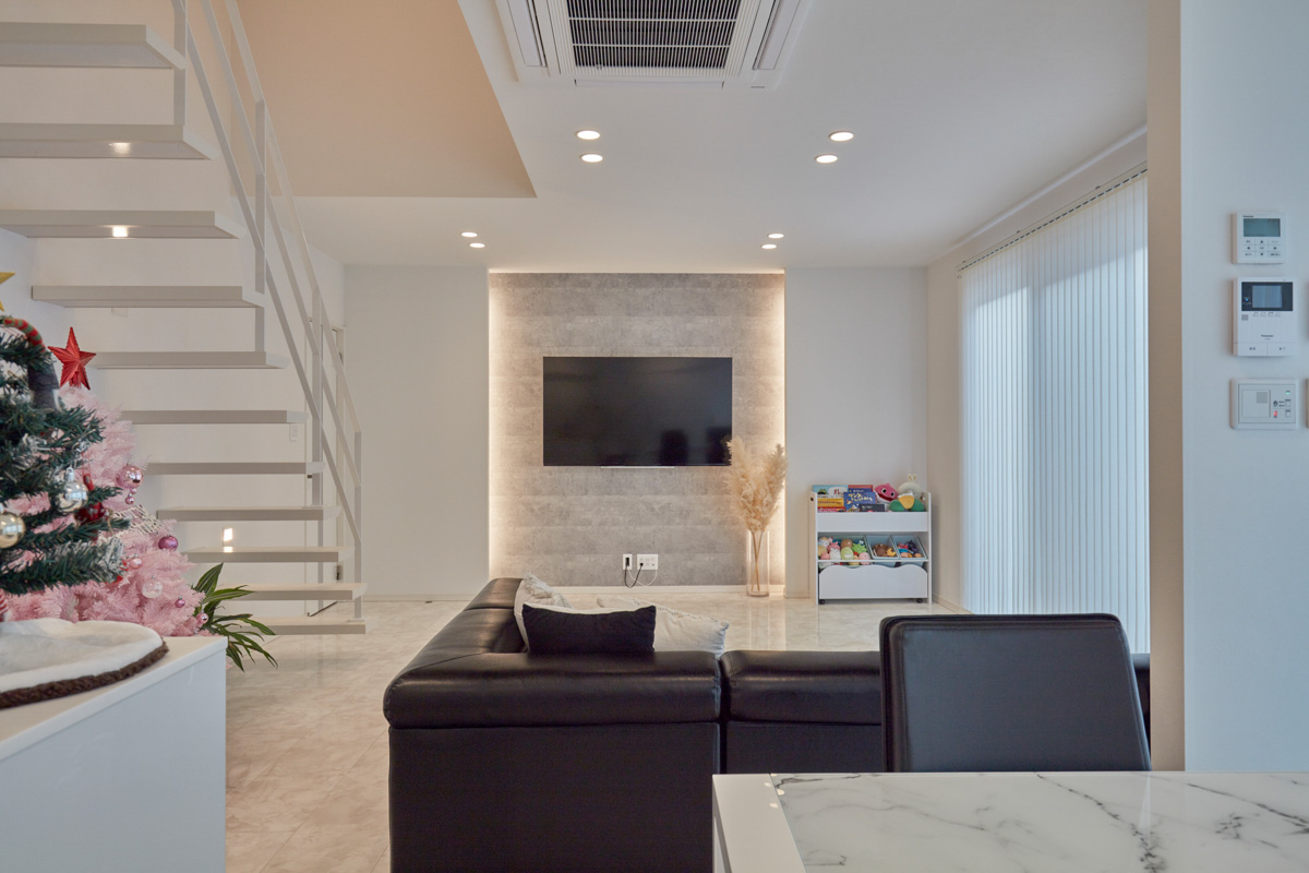 ホワイトモダンと片持ち階段の家