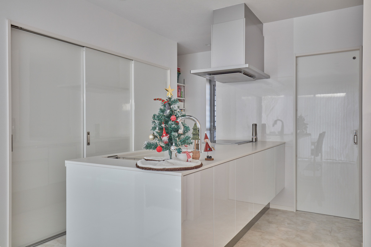 ホワイトモダンと片持ち階段の家