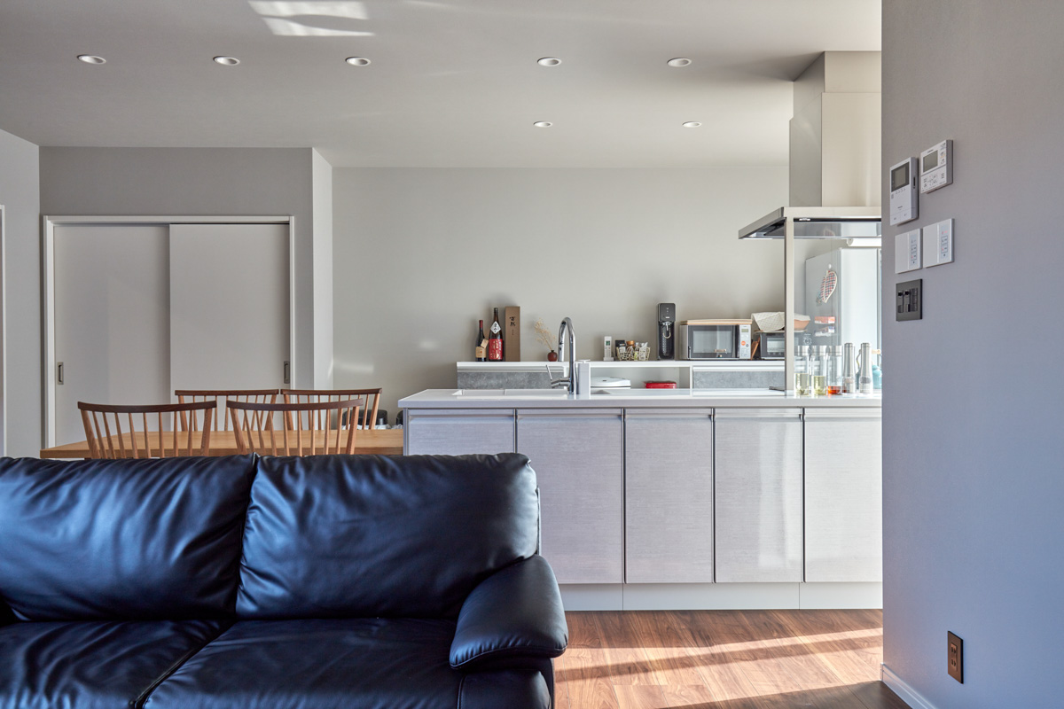 北道路でも明るく紡ぐコートハウス