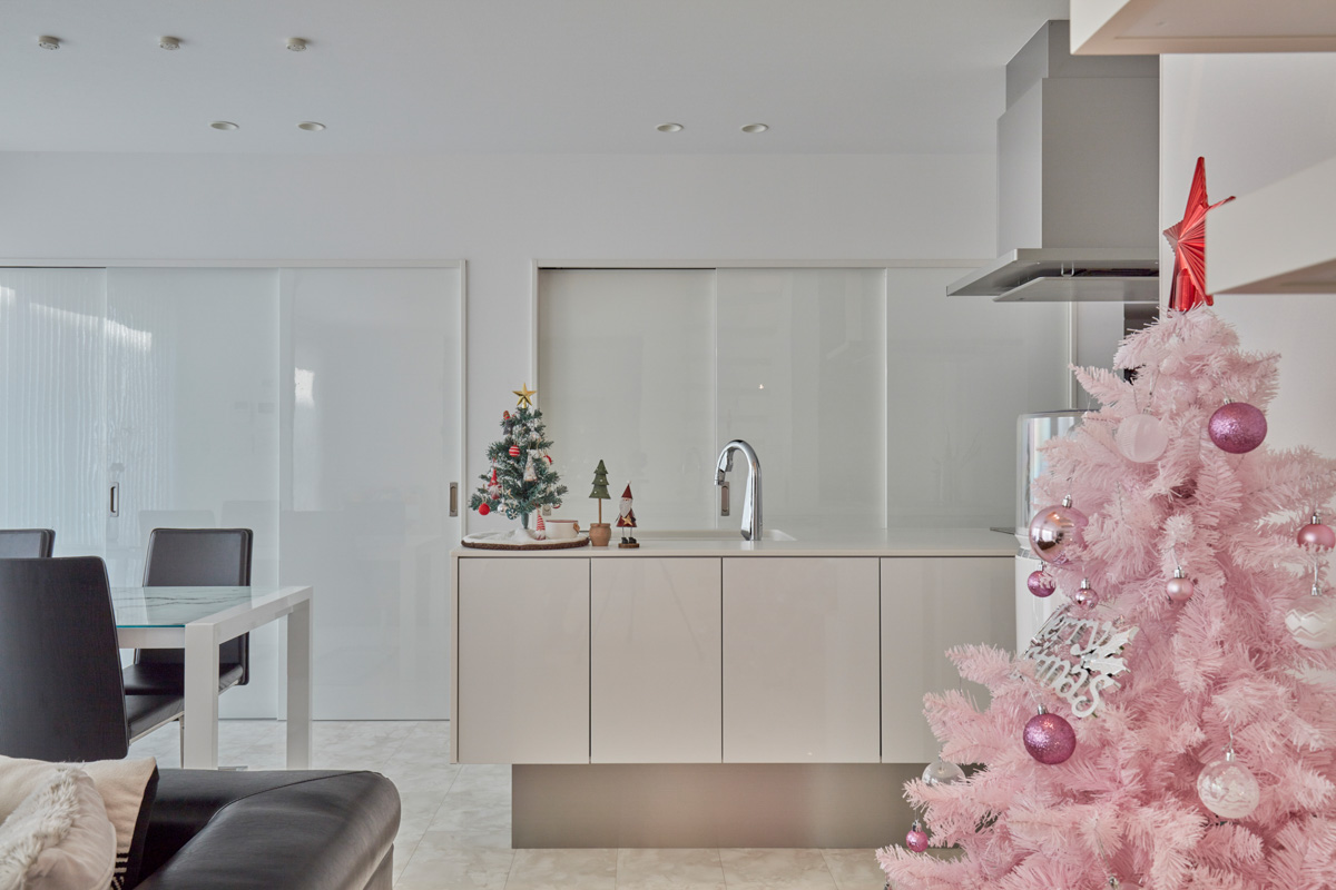 ホワイトモダンと片持ち階段の家