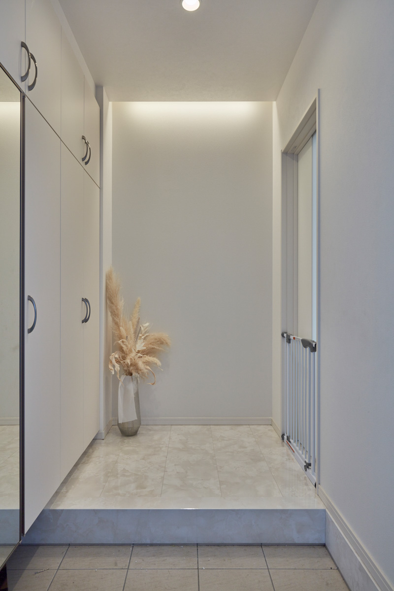 ホワイトモダンと片持ち階段の家