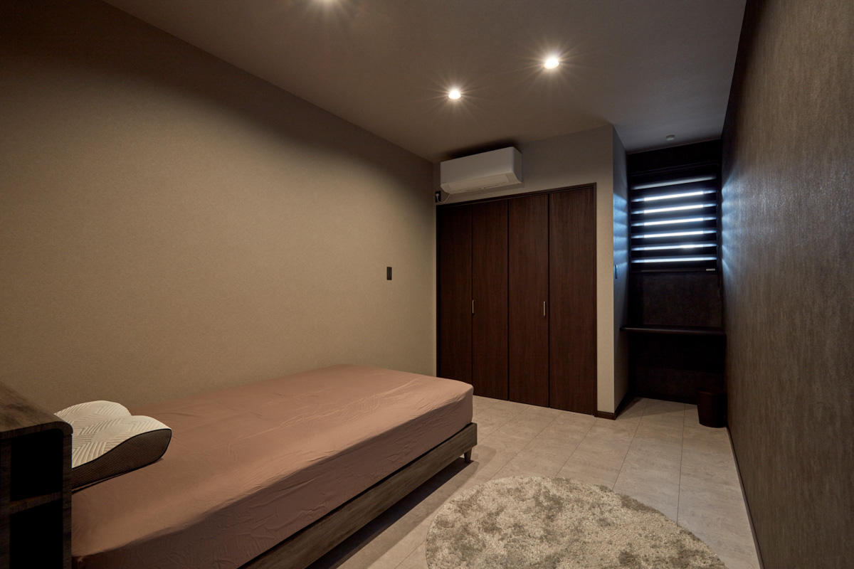 コートヤードを囲むロの字型の家