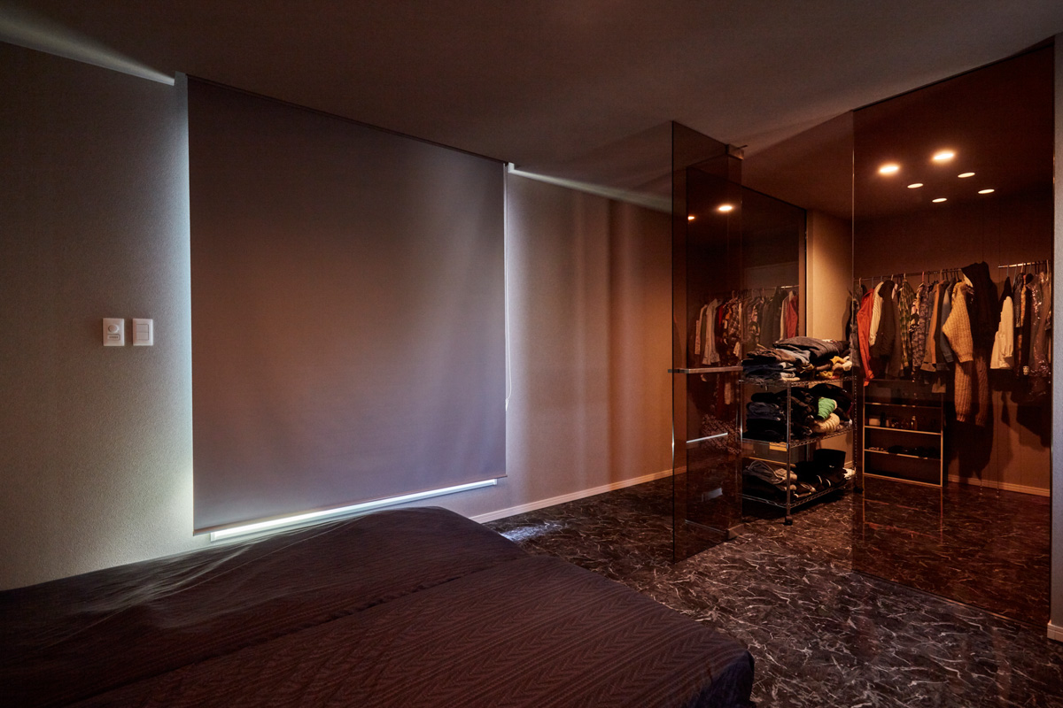 ホワイトモダンと片持ち階段の家