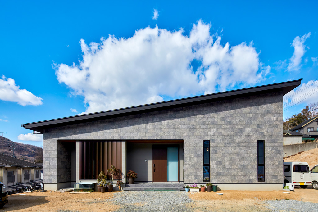 コートヤードを囲むロの字型の家