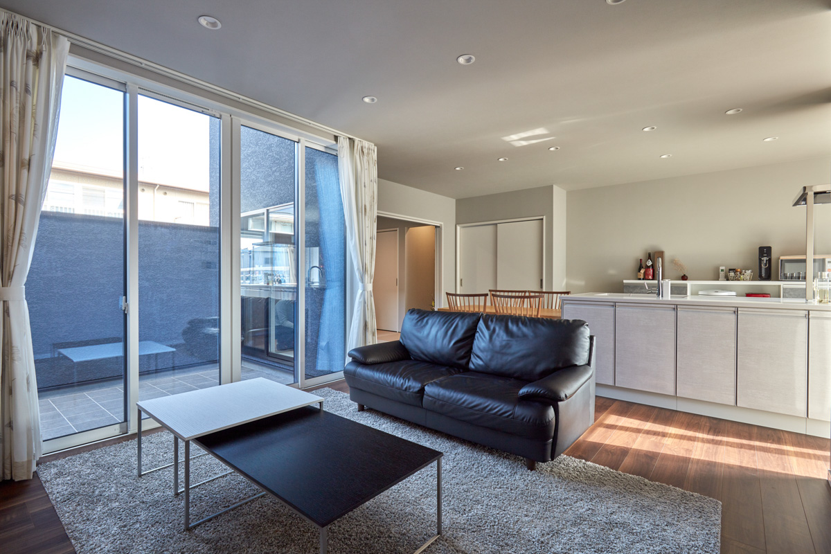 北道路でも明るく紡ぐコートハウス