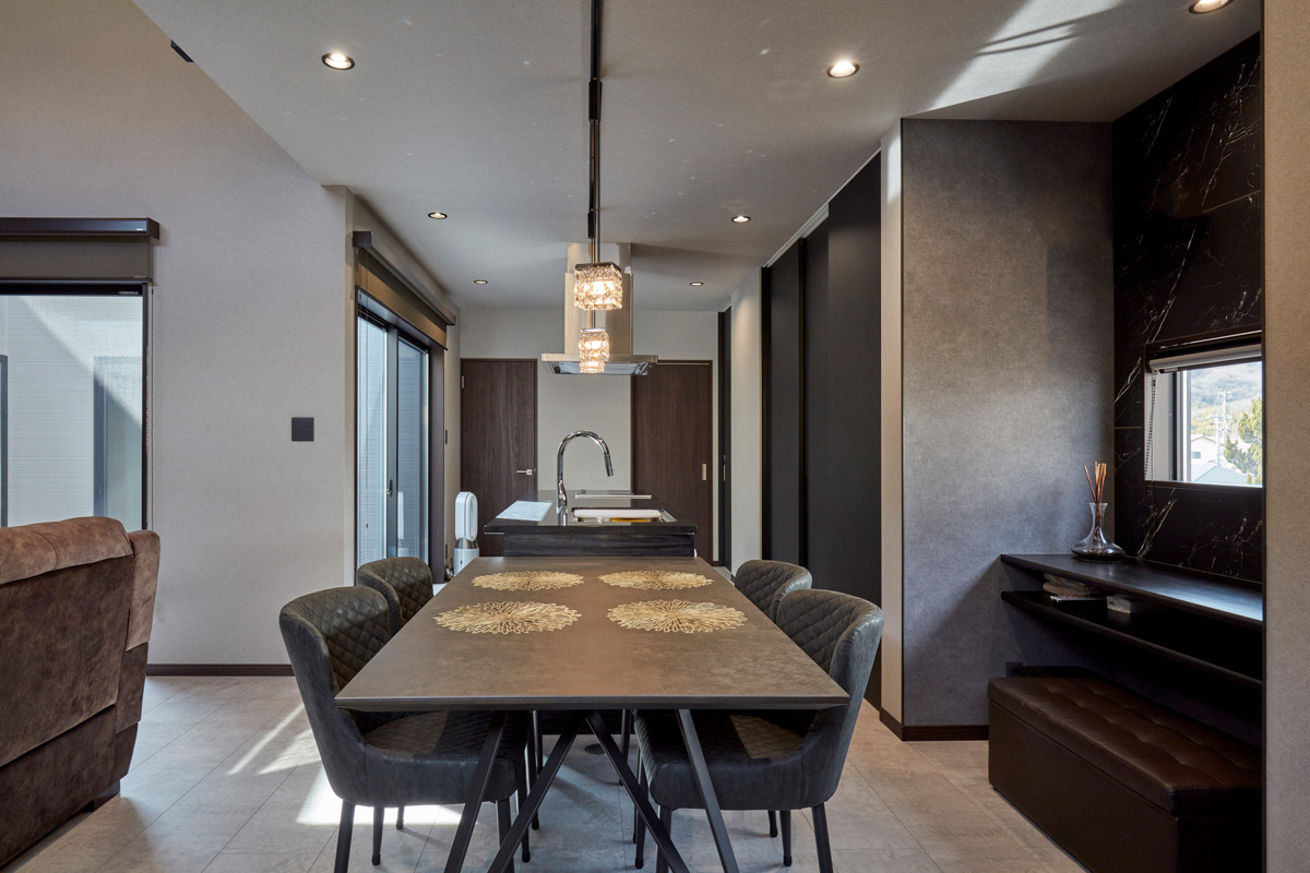 コートヤードを囲むロの字型の家