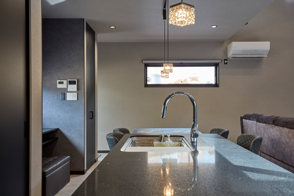 コートヤードを囲むロの字型の家